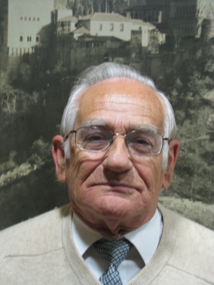 P&aacute;gina personal de Basilio Pav&oacute;n Maldonado. El autor con fondo de la Alhambra.